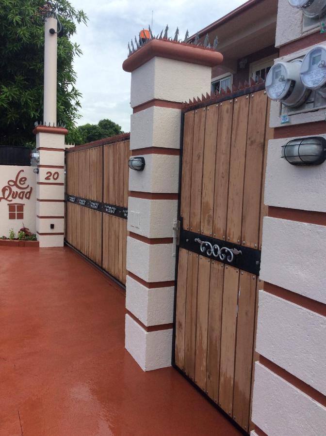 Le Quad - One Bedroom & Studio Apt - Private, Spacious & Secured Kingston Exterior foto