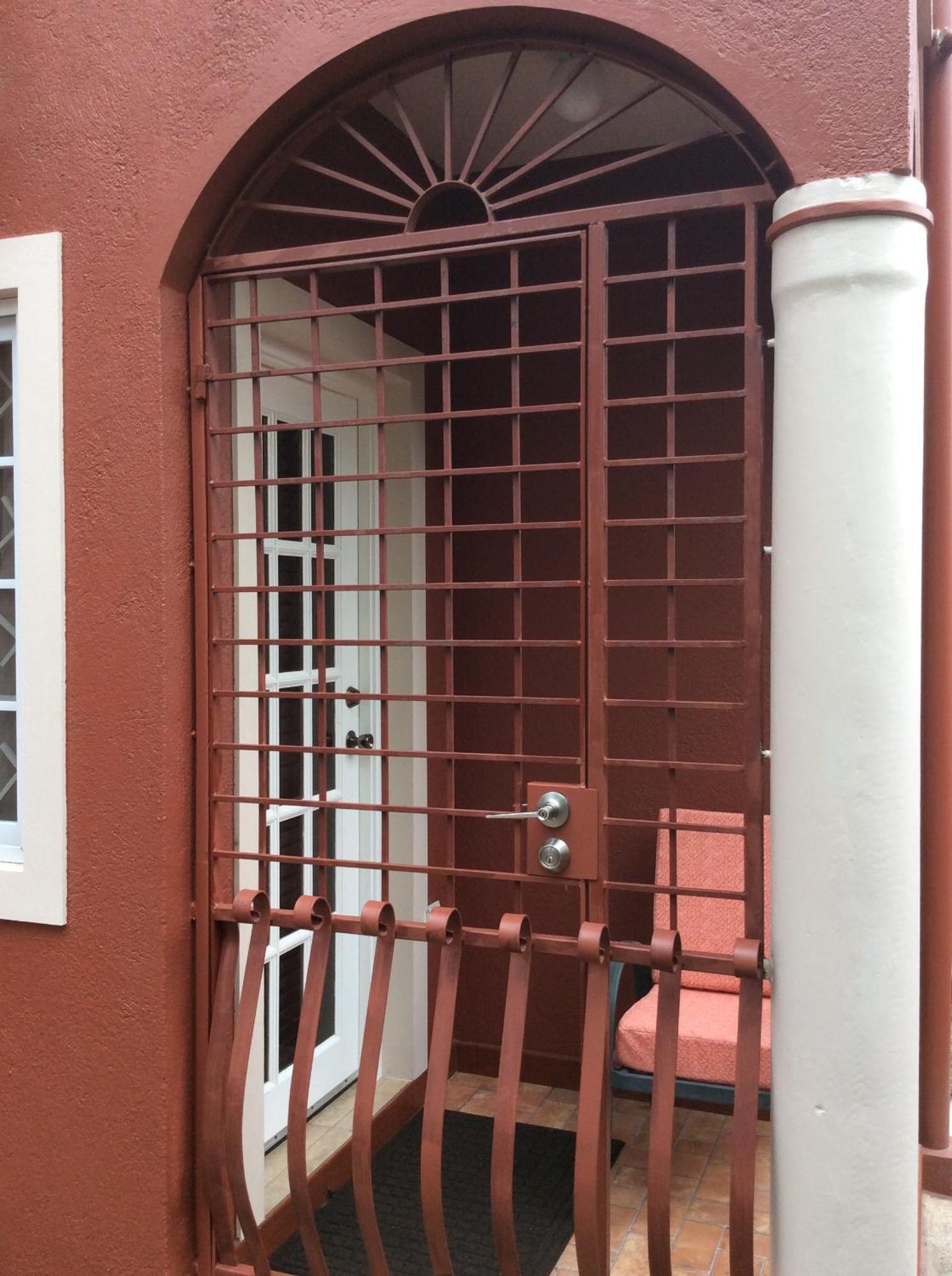 Le Quad - One Bedroom & Studio Apt - Private, Spacious & Secured Kingston Exterior foto