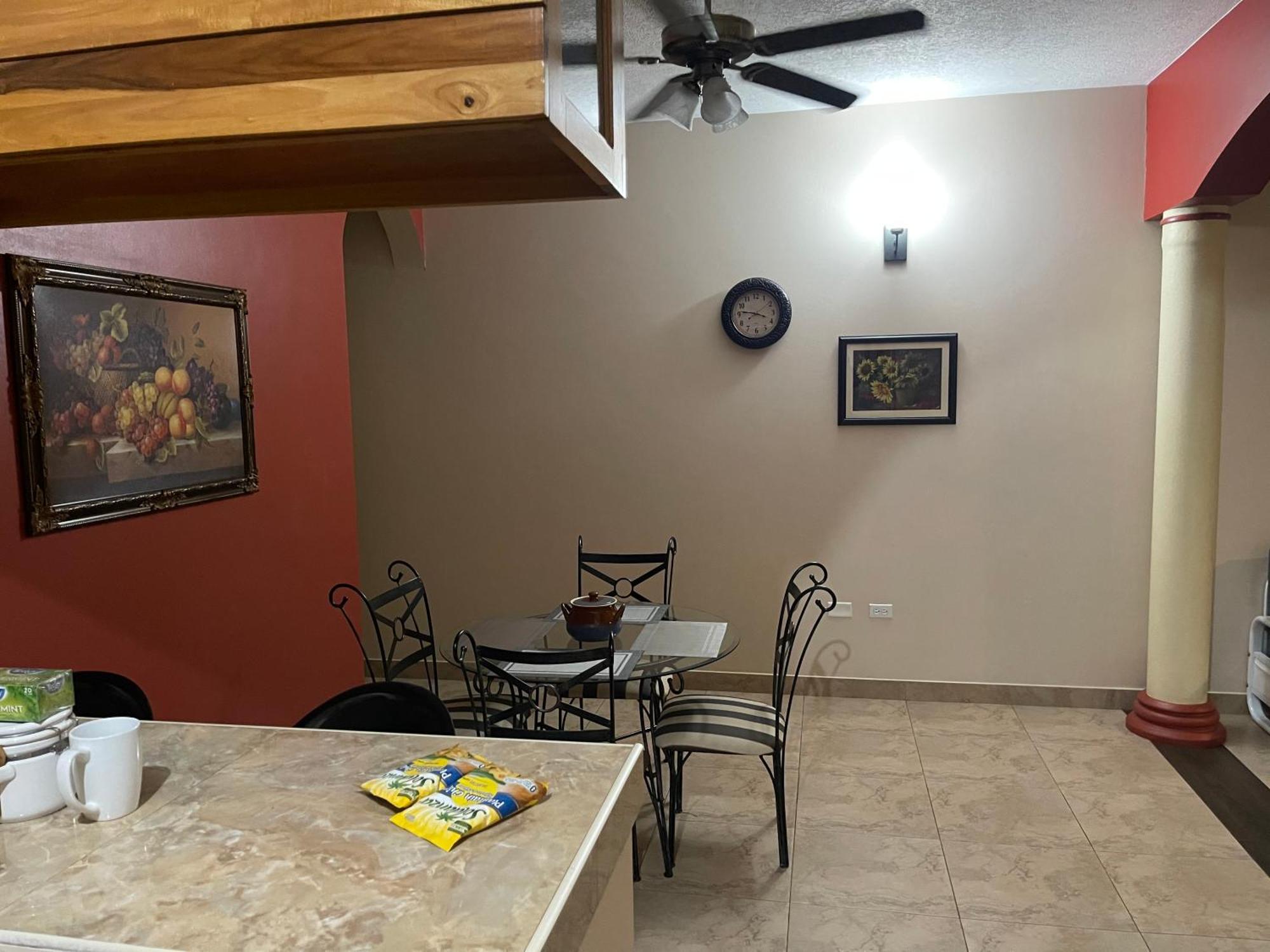 Le Quad - One Bedroom & Studio Apt - Private, Spacious & Secured Kingston Exterior foto