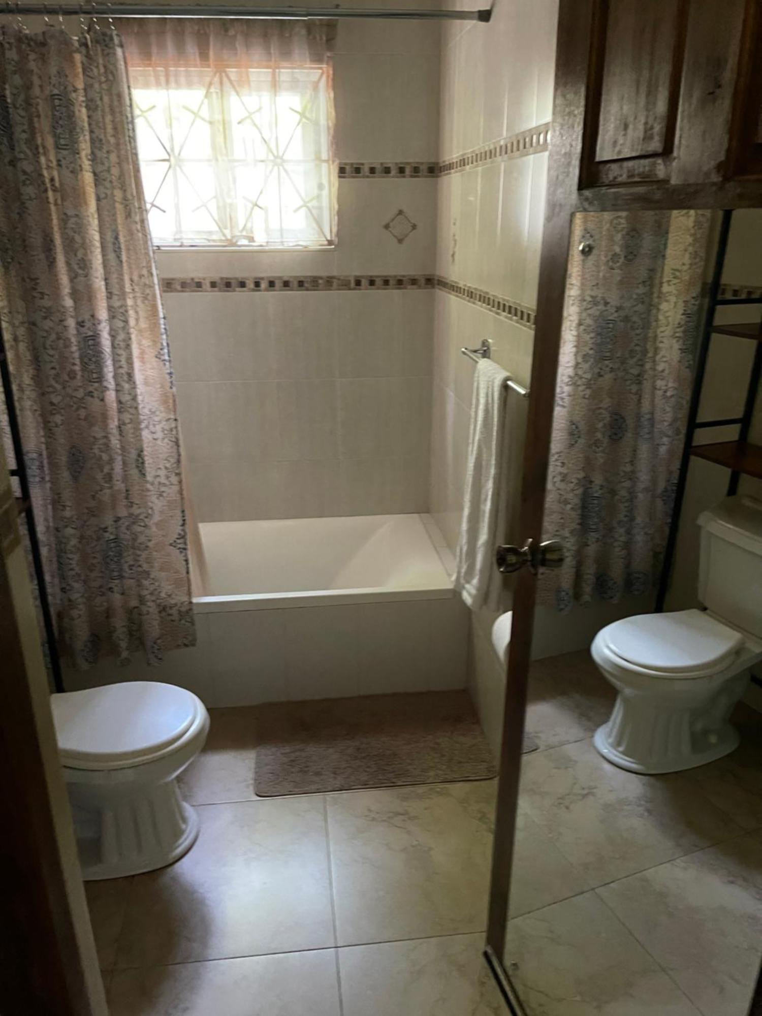 Le Quad - One Bedroom & Studio Apt - Private, Spacious & Secured Kingston Exterior foto