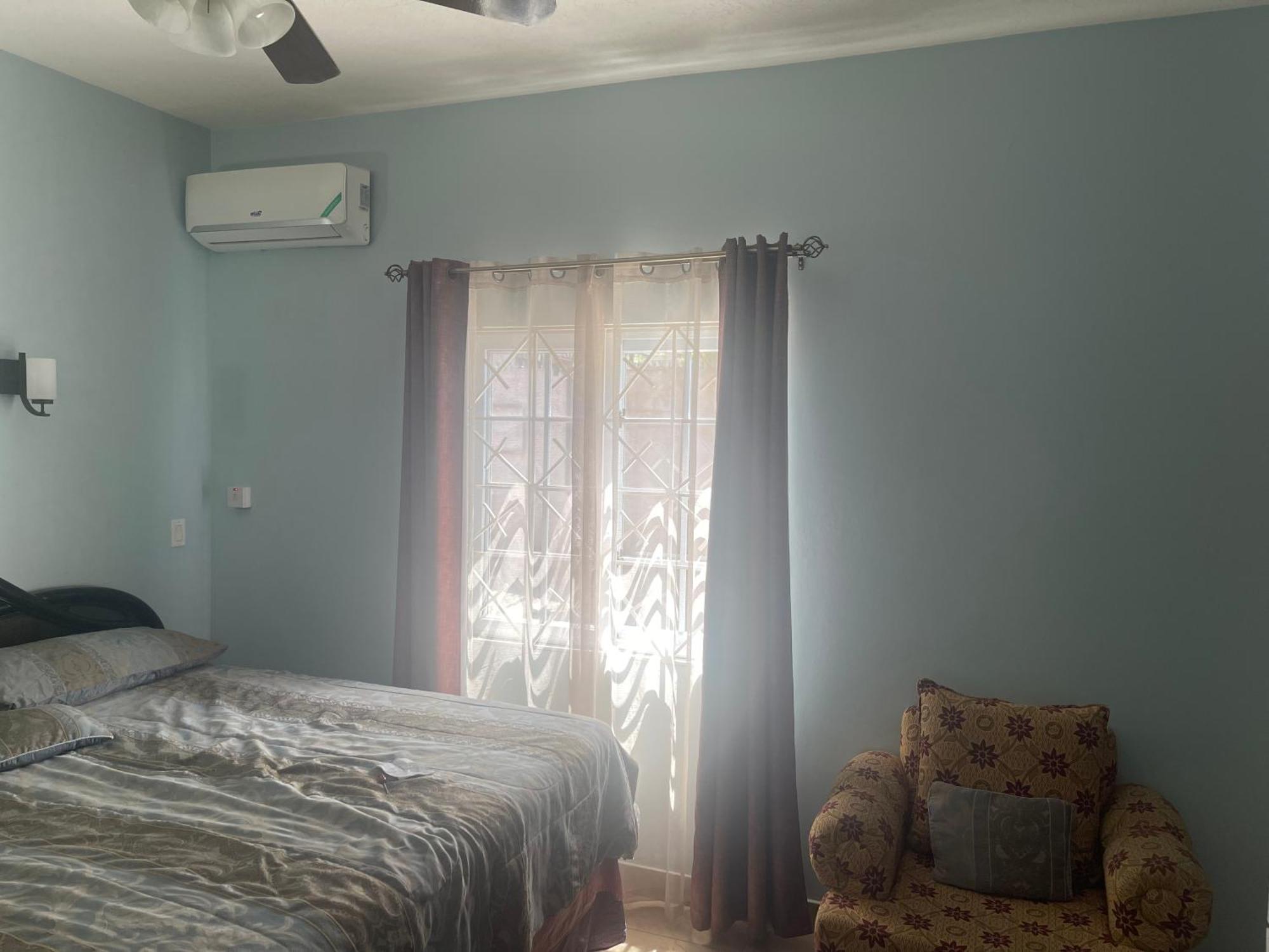 Le Quad - One Bedroom & Studio Apt - Private, Spacious & Secured Kingston Exterior foto